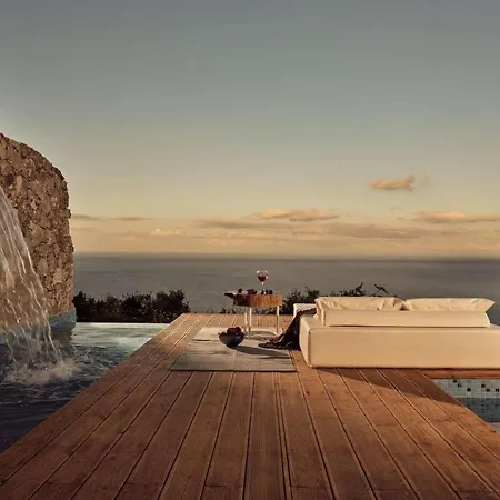 Villa Emerald Cave Suites *